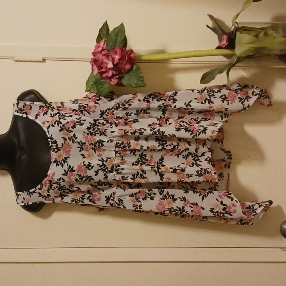Torrid summer light weight top blouse  pinks flowers black color leaves. Sz. IX